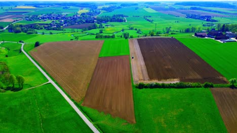 Luftaufnahme-Verschiedener-Landwirtschaftlicher-Felder-Mit-Abwechslungsreichem-Pflanzenwachstum-Und-Malerischer-Landschaft