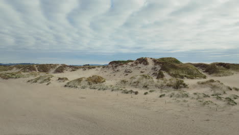 Luftaufnahme-Eines-Aufsteigenden-Hügels-Mit-Häusern-Am-Strand-In-Norwegen