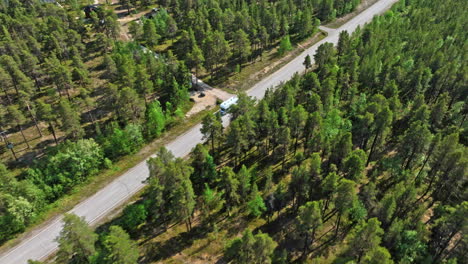 Luftaufnahme-Eines-Wohnmobils,-Das-Auf-Einer-Borealen-Waldstraße-Fährt,-Sommertag-In-Lappland