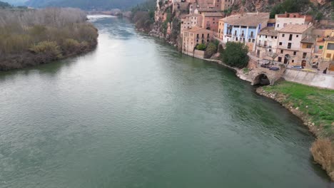 El-Río-Junto-A-La-Histórica-Ciudad-De-Miravet,-Tarragona,-España,-Vista-Aérea