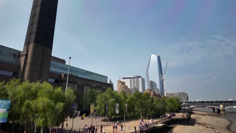 Tate-Modern-Visto-Desde-El-Millennium-Bridge-En-Londres,-Reino-Unido