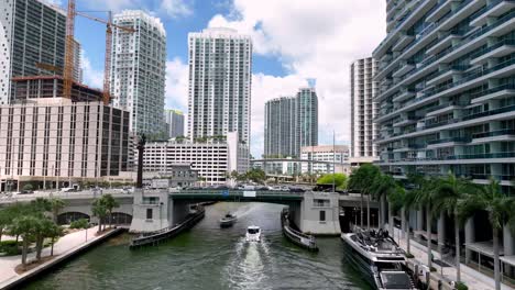 Boote-Auf-Dem-Miami-River-In-Miami,-Florida