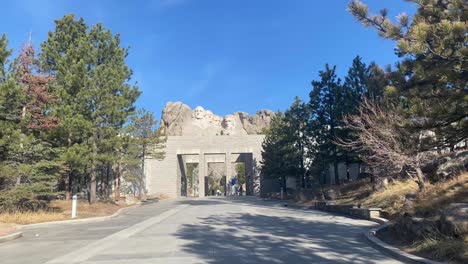 South-Dakota,-USA-Walkway-to-Mount-Rushmore-National-Monument-in-South-Dakota