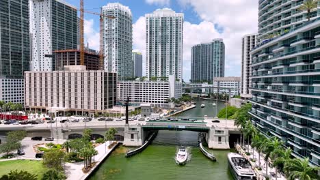 Boote-Fahren-Entlang-Des-Miami-River-In-Miami,-Florida