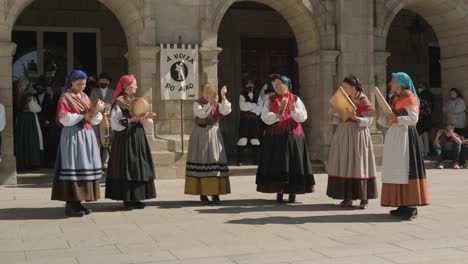 Gruppe-Von-Frauen-In-Traditioneller-Tracht,-Die-Adufe--Und-Pandeireta-Instrumente-Für-Das-Publikum-In-Lugo,-Galicien,-Spanien-Spielen