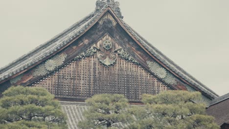 Palacio-Ninomaru-Con-Techo-A-Dos-Aguas-En-El-Castillo-Nijo-En-Kyoto,-Japón