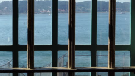 Gefängnis-Alcatraz,-Metallstangen-Am-Fenster-Und-Stacheldraht-Am-Außenzaun,-Kalifornien,-USA