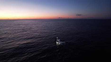 Barco-Pesquero-De-Atún-Pescando-De-Noche-En-El-Océano-Atlántico,-Azores.