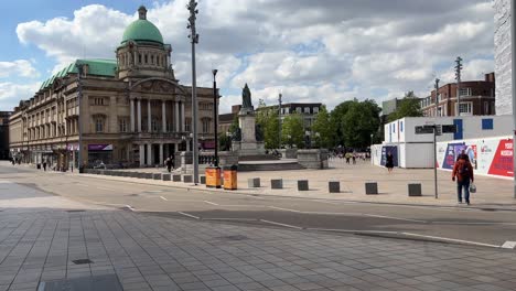 Panning-view-looking-along-a-quiet-Carr-Lane,-past-Queen-Victoria-monument,-in-the-centre-of-the-City-of-Kingston-upon-Hull