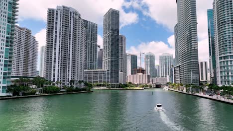 Bootsfahrten-Zwischen-Wolkenkratzern-In-Miami,-Florida