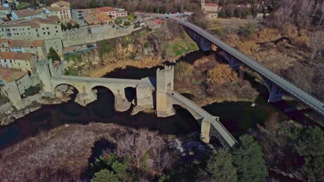 Ciudad-De-Besalú-En-Girona,-España,-Con-Puentes-Antiguos-Y-Un-Paisaje-Escénico,-Vista-Aérea