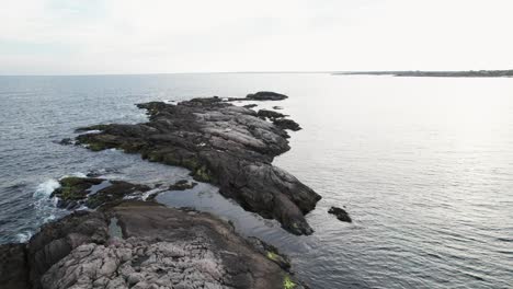 Ein-Felsen-Im-Wasser-In-Newport-Narragansett-Bay,-Rhode-Island