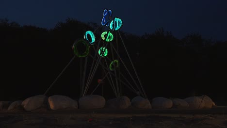 Eine-Statuenbeleuchtung-In-Voller-Leistung-An-Einem-örtlichen-Strand