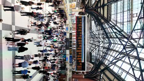 Crowds-stroll-in-Liverpool-Street-Station-interior,-a-vibrant-urban-scene-bustling-with-activity,-the-concept-of-city-life,-and-transportation-hubs