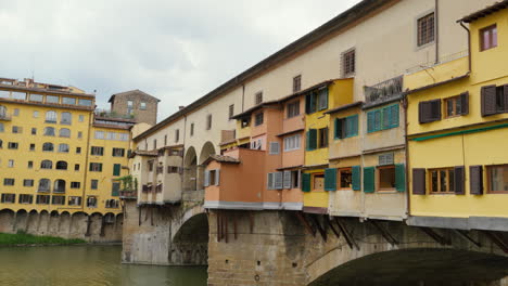 Malerische-Ponte-Vecchio-Brücke-über-Den-Fluss-In-Florenz