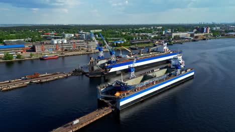 Muelles-Secos-De-Reparación-De-Barcos-Móviles-Con-Embarcaciones-En-El-Interior-Del-Puerto-De-Riga,-Vista-Aérea