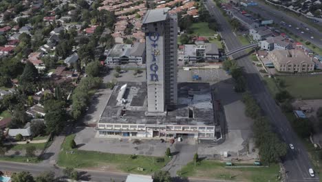 Grand-Orion-Penthouse-Tower-Renovando-En-Johannesburgo,-Sudáfrica-Aérea