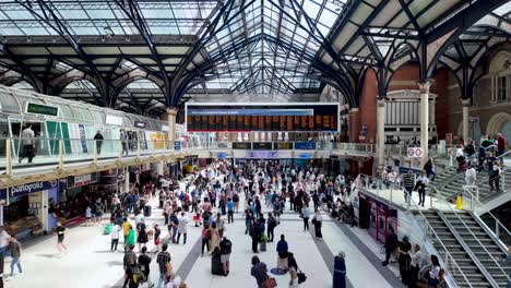 Crowds-stroll-in-Liverpool-St-Station's-exterior,-a-vibrant-urban-scene-bustling-with-activity,-the-concept-of-city-life,-and-transportation-hubs