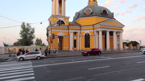 Straße-Mit-Autos-Und-Menschen,-Die-Darauf-Warten,-Die-Straße-In-Der-Stadt-Kiew-In-Der-Ukraine-Zu-überqueren,-Zebrastreifen,-4k-Aufnahme