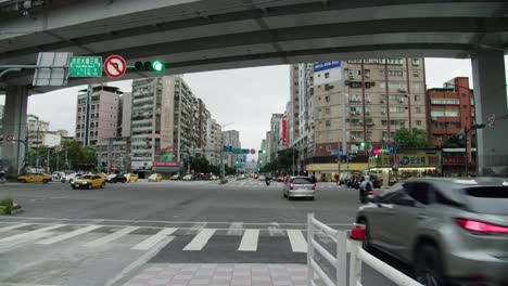 Straße-In-Taiwan-Während-Des-Morgenverkehrs-Bestehend-Aus-Mopeds-Und-Autos,-Die-Vorwärts-Und-Rückwärts-Fahren