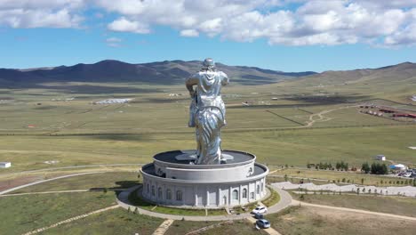 Langsame-Luftumrundung-Der-Reiterstatue-Von-Dschingis-Khan-An-Sonnigen-Tagen-In-Der-Mongolei-Mit-Farbenfrohem-Steppenhintergrund