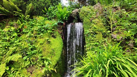 Irland,-Epische-Orte,-Dekorative-Wasserfälle-In-Powerscourt,-Wicklow,-Atemberaubend-Schöne-Gärten,-Ein-Wunderschöner-Garten