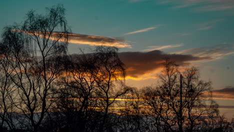 El-Tiempo-Del-Atardecer-Cae-Sobre-Glasgow-Escocia-Nubes-Cálidas-Sobre-Un-Cielo-Fresco-Con-árboles