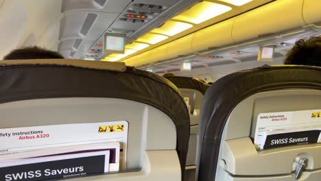 Sitze-In-Einem-Swissair-Airbus-In-Der-Schweiz,-Sicherheitshinweise,-Menschen,-Die-In-Europa-Reisen,-4K-Aufnahme