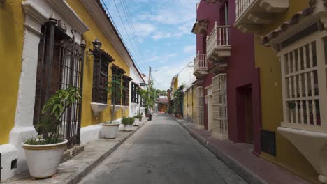 Colorful-streets-of-Cartagena's-Getsemani-neighborhood-with-vibrant-buildings-and-clear-sky