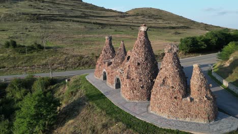 Luftumlaufbahnen-Glocken-Von-Goris-Denkmal-Stellt-Berge-In-Armenien