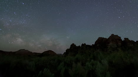 Klettergebiet-Lambs-Knoll-Unter-Sternenhimmel-In-Der-Nacht-In-Virgin,-Utah,-USA