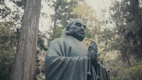 Estatua-Budista-En-El-Bosque-De-Mitaki-En-Hiroshima,-Japón