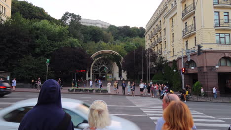 Entrada-Principal-Del-Funicular-En-La-Ciudad-De-Kiev,-Ucrania,-Gente-Esperando-Para-Cruzar-La-Calle,-Paso-De-Cebra,-Transporte-Público,-Toma-De-4k