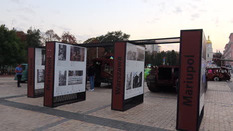 Plaza-Mykhailivska-Llena-De-Tanques-Bombardeados-Y-Automóviles-De-La-Guerra-Entre-Rusia-Y-Ucrania-En-El-Centro-De-La-Ciudad-De-Kiev,-Vehículos-De-Guerra-Quemados-Y-Destruidos,-Tomas-De-4k