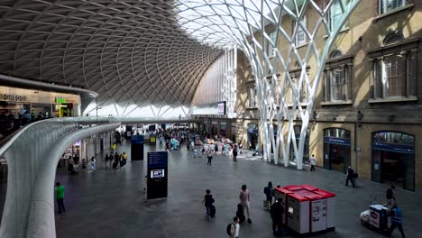 Footage-of-people-walking-along-the-hallway-at-London-King's-Cross-railway-station,-showcasing-the-concept-of-urban-transit-and-bustling-travel-hubs