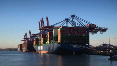 Containerschiffe-Legen-Am-Terminal-An,-4K-Zeitraffer,-Langsames-Heranzoomen,-Klarer-Himmel,-Wirtschaft,-Import,-Export,-Markt,-Handel,-Symbolisch