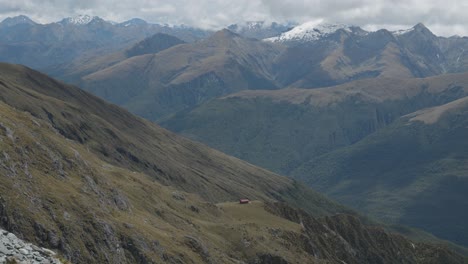 Wide-view-of-Brewster-Hut-and-surrounding-mountains-from-the-Brewster-Track-in-Mount-Aspiring-National-Park,-New-Zealand