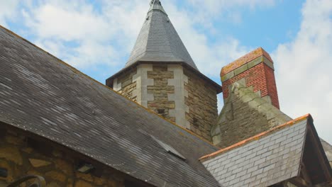 Mittelalterliches-Französisches-Dach-Des-Manoir-De-La-Hauteière-An-Einem-Tag-In-Nantes,-Frankreich