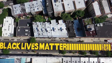 Eine-Drohnenaufnahme-über-Dem-Wandgemälde-„Black-Lives-Matter“