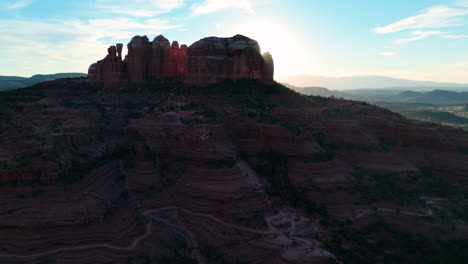 Rote-Felslandschaft-Von-Sedona,-Arizona-Bei-Sonnenuntergang---Luftaufnahme-Einer-Drohne