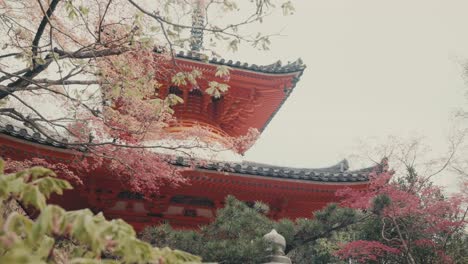 Pagoda-De-Dos-Pisos-Del-Templo-Mitaki-Dera-En-Hiroshima,-Japón