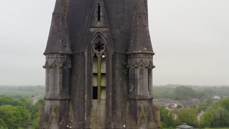 La-Iglesia-De-San-Miguel-En-Ballinasloe-Galway-Con-Ventanas-De-Madera-Rotas-Mientras-Los-Pájaros-Vuelan