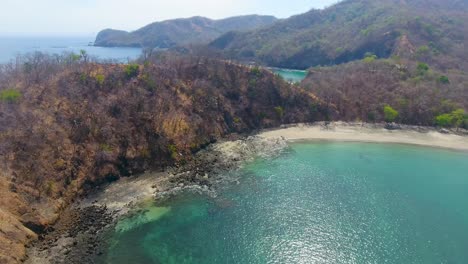 Gleiten-Entlang-Einer-Rauen-Halbinsel-Auf-Einer-Verlassenen-Insel-In-Der-Nähe-Von-Costa-Rica-Neben-Einem-Wunderschönen-Tropischen-Strand