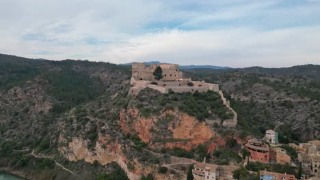 Mittelalterliche-Burg-Auf-Einem-Felsigen-Hügel-Mit-Blick-Auf-Die-Stadt-Miravet-In-Tarragona,-Spanien