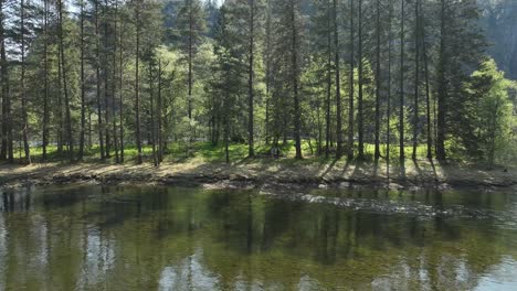 Zwei-Junge-Mädchen-Stehen-Auf-Einer-Insel-Mitten-Im-Norwegischen-Fjord,-Sommerluft