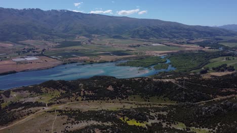 Drohnenansicht-Des-Lake-Dunstan-Und-Der-Berge-An-Einem-Sonnigen-Tag-In-Otago,-Neuseeland