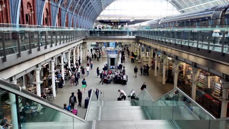 Estación-Kings-Cross-St-Pancras-En-Londres,-Con-Viajeros-Y-Visitantes-Paseando-Por-La-Zona-De-La-Estación,-Mostrando-El-Concepto-De-Viaje-Y-Movilidad-Urbana.