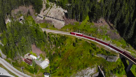 Antenne:-Roter-Zug-In-Bergiger-Landschaft