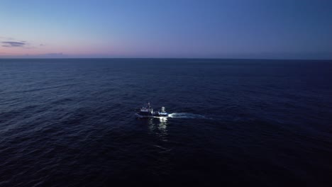 Barco-Pesquero-De-Atún-Pescando-De-Noche-En-El-Océano-Atlántico,-Azores.