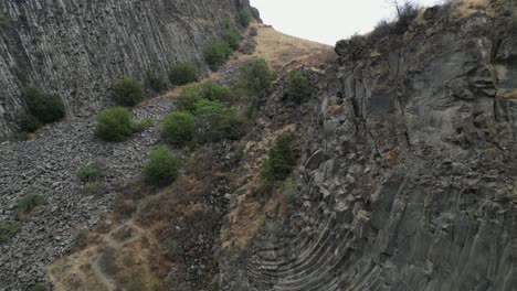 Tiefflug-Vorbei-An-Verdrehten,-Verzerrten-Vulkanischen-Basaltsäulenfelsen